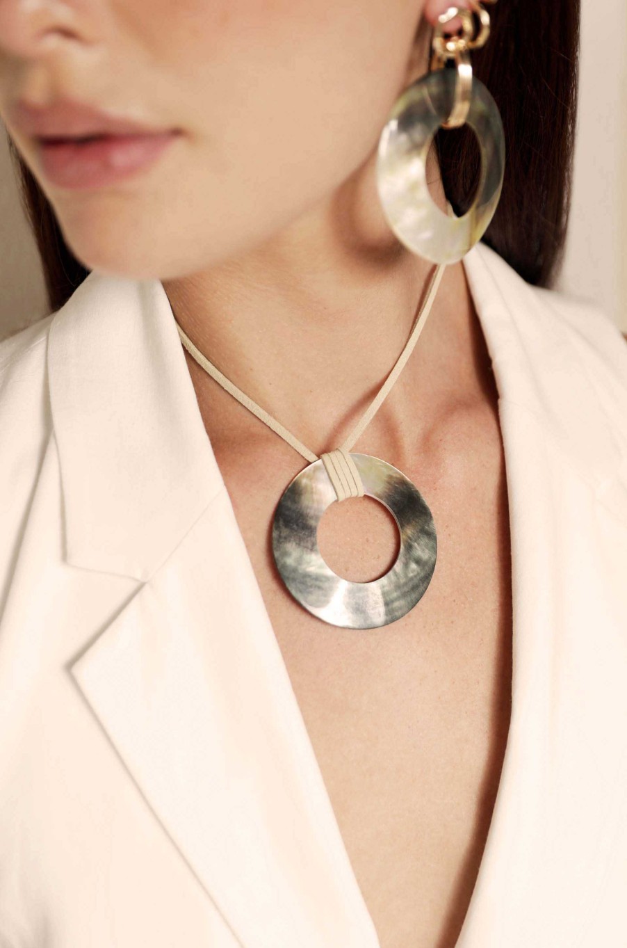 Necklaces Ettika | Iridescent Shell Circle Pendant Adjustable Necklace